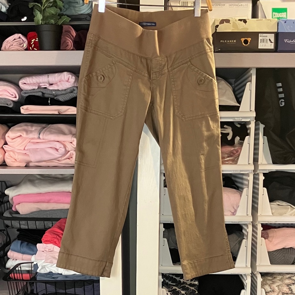 Thyme Maternity Capris With Front & Back Button Pockets